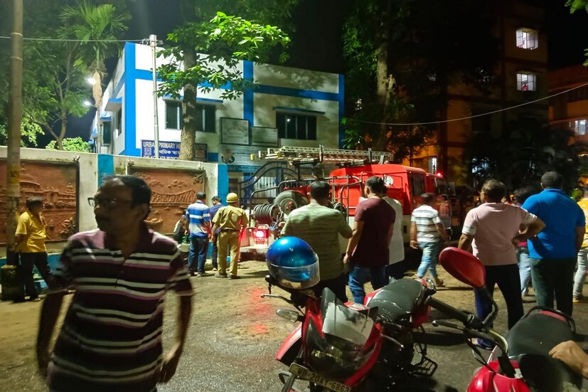 এলাকায় পৌঁছেছেন বিধায়ক দেবব্রত মজুমদার, বোরো চেয়ারম্যান তারকেশ্বর চক্রবর্তী এবং ১১০ নম্বর ওয়ার্ডের কাউন্সিলর স্বরাজ মন্ডল। এলাকায় পুলিশবাহিনী, কলকাতা পুলিশের ডিএমজি এবং দমকল বাহিনীও পৌঁছেছে। ধ্বংস্তূপ সরিয়ে পল্টু দাসকে উদ্ধার করে হাসপাতালে পাঠানো হয়। সূত্রের খবর, দীর্ঘদিনের এই জলের ট্যাঙ্ক রক্ষণাবেক্ষণের দায়িত্বে ছিল কেএমডিএ।