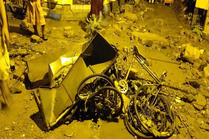 প্রাথমিকভাবে ধ্বংসস্তূপ সরিয়ে দেখা হচ্ছে আর কেউ চাপা পড়ে আছেন কিনা। আগামিকাল সকাল থেকে যাতে জল সরবরাহে কোনও অসুবিধা না হয় তার প্রয়োজনীয় ব্যবস্থা করছে পুর কর্তৃপক্ষ, জানান ১১ নম্বর বোরো চেয়ারম্যান তারকেশ্বর চক্রবর্তী। আগামিকাল সকালে গাড়ি পাঠিয়ে স্থানীয় এলাকায় জল সরবরাহ করা হবে বলে জানান তিনি।