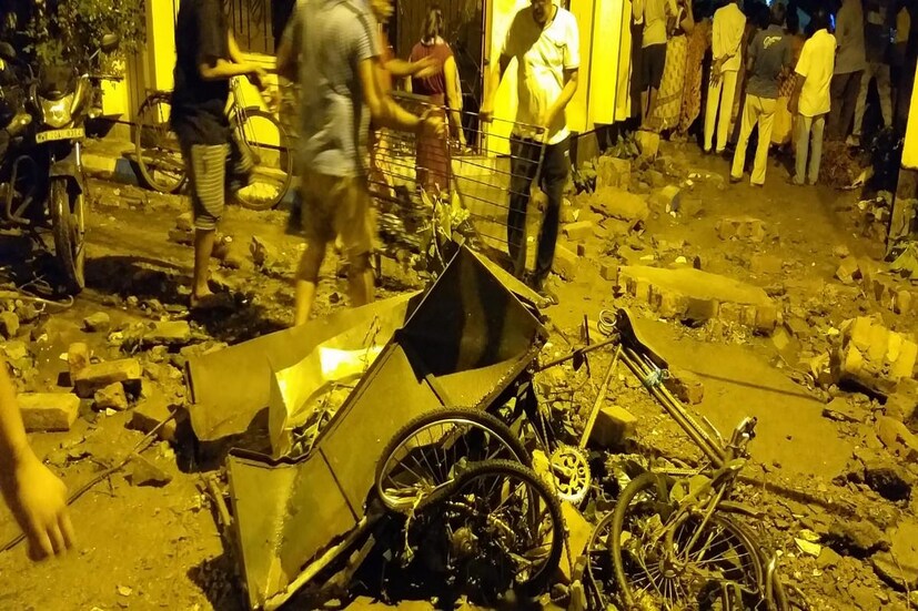 আটকে পড়া ব্যক্তিদের মধ্যে পল্টু দাস গুরুতর আহত হয়েছেন। আরেকজনের চোট সামান্য। পল্টু দাসকে প্রথমে বাঙুর হাসপাতালে নিয়ে যাওয়া হয়। পায়ে গুরুতর চোট লাগায় আহত পল্টুকে সেখান থেকে এসএসকেএমে নিয়ে যাওয়া হচ্ছে, ফিরহাদ হাকিমও পৌঁছবেন সেখানে। 