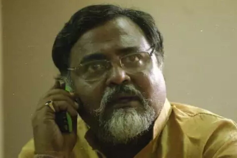 পড়াশোনার চাপে একটা সময় রাজনীতি থেকে সরেও আসেন। ইস্টবেঙ্গলের কট্টর সমর্থক ফুটবল পাগল পার্থ নিয়মিত মাঠে যাওয়াও ছেড়েছিলেন সেইসময়। পরে ম্যানেজমেন্ট পাশ করে চাকরিতে যোগদান। তবে নব্বইয়ের দশকে মমতা যুব কংগ্রেসের সভানেত্রী হওয়ার পর ফের মমতার হাত ধরেই রাজনীতিতে ফেরা। ছবি : সংগৃহিত