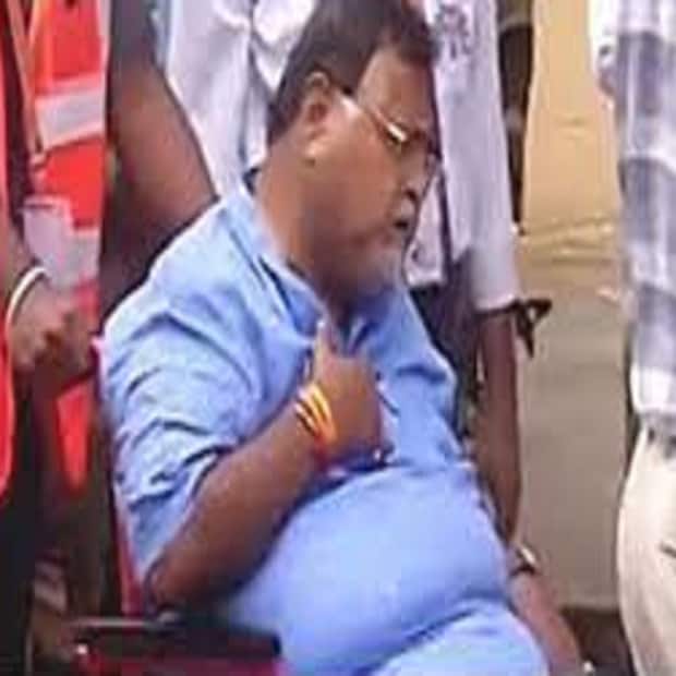এই বাড়তি ওজনের ক্ষেত্রেই ইডি হেফাজতে থাকাকালীন সমস্যায় পড়েছেন পার্থ৷ এমন কি, প্রথম দু' দিন পার্থ চট্টোপাধ্যায় স্নানও করেননি বলে খবর৷ 