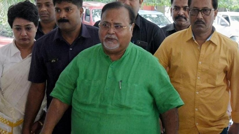 ২০০৫ সালের পুরসভা নির্বাচনের আগে সুব্রত মুখোপাধ্যায় তৃণমূল ছেড়ে বেরিয়ে গিয়ে পৃথক মঞ্চ গড়ে কংগ্রেসের সঙ্গে জোট গড়ে ভোটে লড়ার সিদ্ধান্ত নেন। সেই সময় মমতার নির্দেশে সিপিএমের মেয়র পদপ্রার্থী বিকাশরঞ্জন ভট্টাচার্যের বিরুদ্ধে ১০০ নম্বর ওয়ার্ডে প্রার্থী হন পার্থ। এবার কিন্তু হেরে যান। ছবি : সংগৃহিত