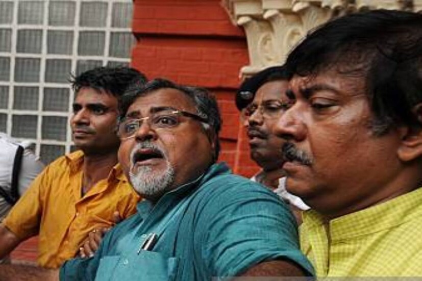 সিঙ্গুর-নন্দীগ্রাম আন্দোলনেও বিরোধী দলনেতা হিসেবে সক্রিয় ভূমিকা ছিল তাঁর।২০০৬ সালের ৩০ নভেম্বর বিরোধী দলনেতা পার্থ চট্টোপাধ্যায়ের নেতৃত্বে বিধানসভা ভাঙচুরের অভিযোগ ওঠে। বামফ্রন্টের তরফে সেই সময় এই ঘটনার তীব্র নিন্দা করা হলেও পার্থের দাবি ছিল, ওই দিন সিঙ্গুর যাওয়ার পথে তাঁদের নেত্রী মমতাকে যেভাবে অপমান করেছিল পুলিশ, তাতে বিধানসভায় ভাঙচুর করে তাঁরা ভুল করেননি। ছবি : সংগৃহিত