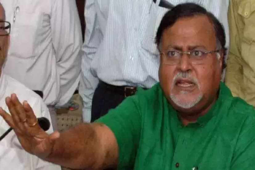 ২০১৬ সালে মমতা দ্বিতীয় বার সরকার গড়লে শিক্ষা দফতরের দায়িত্বে রেখে দেওয়া হয় পার্থকে। তবে এই সময় থেকেই শিক্ষা দফতরে একাধিক দুর্নীতির ঘটনা ঘটেছে বলে অভিযোগ বিরোধীদের। এই সময় থেকেই 'এস এস সি অস্বস্তি' বাড়তে শুরু করে পার্থর। ২০২১ সালে তৃতীয় বার জয়ী মমতা অবশ্য পার্থকে আর শিক্ষা দফতরের দায়িত্ব দেননি। বদলে পার্থ পেয়েছেন শিল্প ও বাণিজ্য, তথ্যপ্রযুক্তি এবং পরিষদীয় দফতরের দায়িত্ব। ছবি : সংগৃহিত