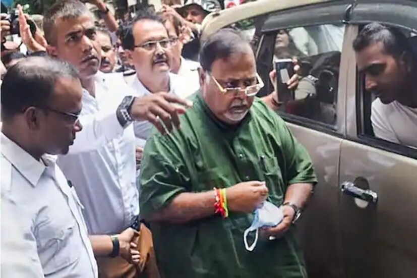 গত ১৯ মে প্রথম বার এসএসসি দুর্নীতি মামলায় সিবিআইয়ের জেরার মুখে পড়েন পার্থ। এরপর শুক্রবার সকালে মন্ত্রীর ঘুম ভাঙার আগেই তার বাড়িতে পৌঁছে গিয়েছিলেন ইডি আধিকারিকরা। শুক্রবার দিনভর তল্লাশি ও জিজ্ঞাসাবাদ চলে পার্থ চট্টোপাধ্যায়ের নাকতলার বাড়িতে। ছবি : সংগৃহিত