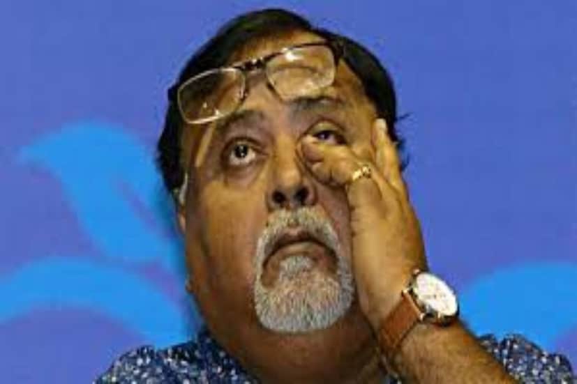 পার্থ চট্টোপাধ্যায়ের (Partha Chatterjee) রাজনৈতিক জীবন শুরু সেই সত্তরের দশকে। তখন তিনি আশুতোষ কলেজের এক ছাত্র। সেদিন কলেজে পা রেখেই ছাত্র পরিষদের সদস্য হন। চেহারায় গোলগাল, হাসিমুখ তরুণ তুর্কি পার্থ অচিরেই হয়ে ওঠেন ছাত্র সংসদের সক্রিয় সদস্য। ছবি : সংগৃহিত