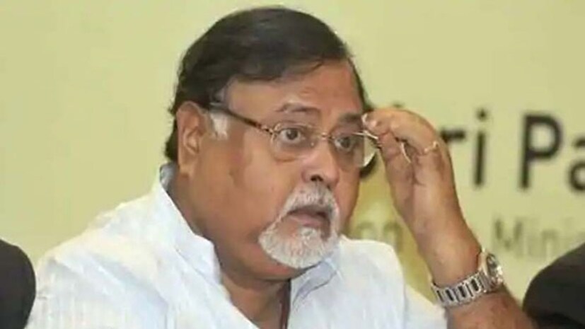 পার্থর সঙ্গে মমতা বন্দ্যোপাধ্যায়ের আলাপ পর্বও ঠিক এতটাই পুরনো। মমতা তখন যোগমায়া দেবী কলেজে ছাত্র পরিষদের নেত্রী। তখনই রাজনীতির দুই সৈনিকের পরিচয়। দক্ষিণ কলকাতা জেলা ছাত্র পরিষদের সভাপতি থাকতে থাকতেই ম্যানেজমেন্ট পড়া শুরু করেন পার্থ। ছবি : সংগৃহিত