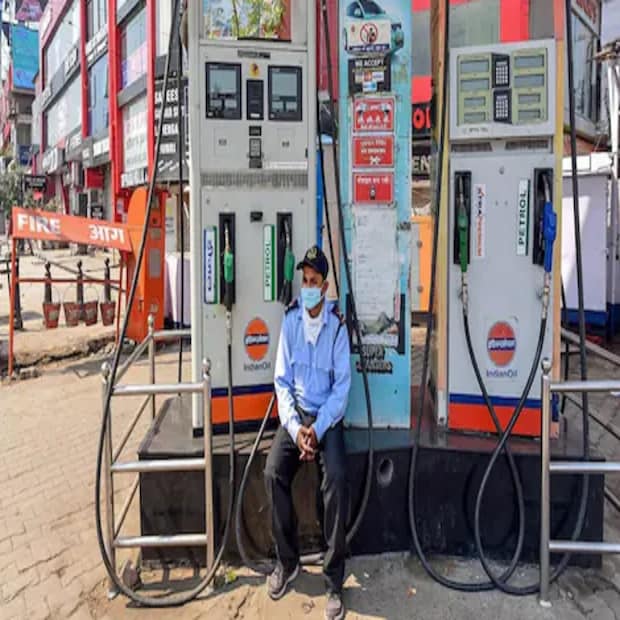শুক্রবার সকালে সরকারি তেল সংস্থাগুলি দেশের বাজারে পেট্রোল ও ডিজেলের দাম জারি করে দিয়েছে ৷ এদিনও তেলের দাম অপরিবর্তিত রাখা হয়েছে ৷  দিল্লিতে এখন পেট্রোল ৯৬.৭২ টাকা প্রতি লিটার ৷ ৬ এপ্রিলের পর দেশের বাজারে পেট্রোল ও ডিজেল দামে কোনও বদল করা হয়নি ৷ গ্লোবাল মার্কেটে ব্রেন্টের দাম মঙ্গলবার সকালে ১০৫.৯ ডলার ছিল যা বুধবার কমে ৯৯.৭ ডলার প্রতি ব্যারেল হয়ে গিয়েছে ৷