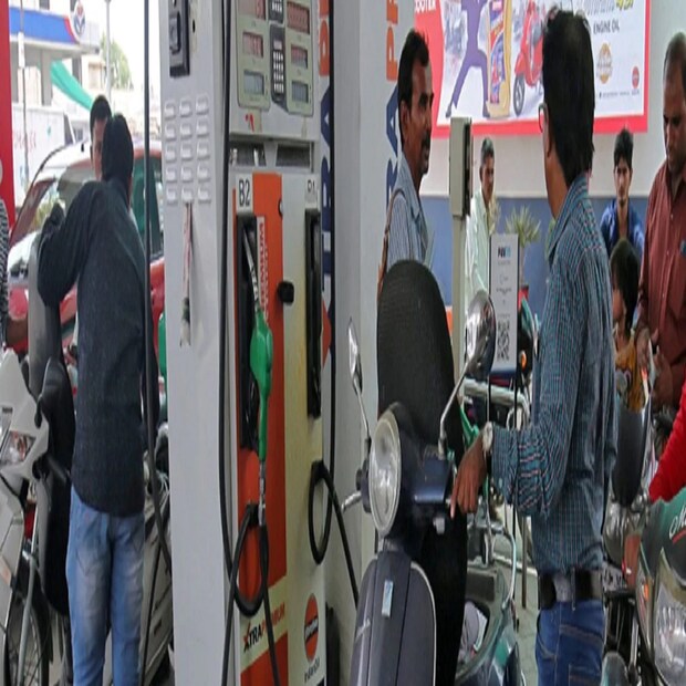 অন্যান্য শহরে জ্বালানির দাম  নয়ডা- পেট্রোল ৯৬.৭৯ টাকা, ডিজেল ৮৯.৯৬ টাকা  লখনউ- পেট্রোল ৯৬.৫৭ টাকা, ডিজেল ৮৯.৭৬ টাকা  পটনা- পেট্রোল ১০৭.২৪ টাকা, ডিজেল ৯৪.০৪ টাকা  পোর্টব্লেয়ার- পেট্রোল ৮৪.১০ টাকা, ডিজেল ৭৯.৭৪ টাকা