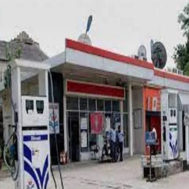 দেশের তিনটি অয়েল মার্কেটিং সংস্থা HPCL, BPCL ও IOC প্রতিদিন সকাল ৬টায় পেট্রোল ও ডিজেলের দাম জারি করে থাকে ৷ নতুন দাম ওয়েবসাইটের পাশাপাশি মোবাইল ফোনে এসএমএস-এর মাধ্যমেও চেক করতে পারবেন ৷