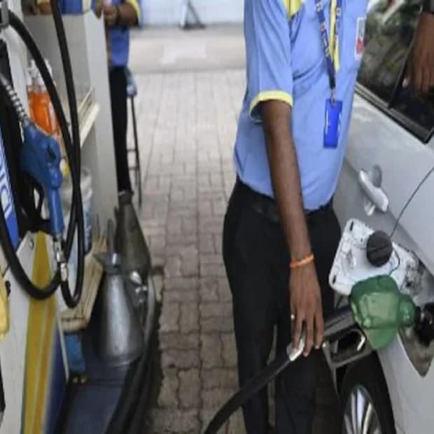 দেশের তিনটি অয়েল মার্কেটিং সংস্থা HPCL, BPCL ও IOC প্রতিদিন সকাল ৬টায় পেট্রোল ও ডিজেলের দাম জারি করে থাকে ৷ নতুন দাম ওয়েবসাইটের পাশাপাশি মোবাইল ফোনে এসএমএস-এর মাধ্যমেও চেক করতে পারবেন ৷