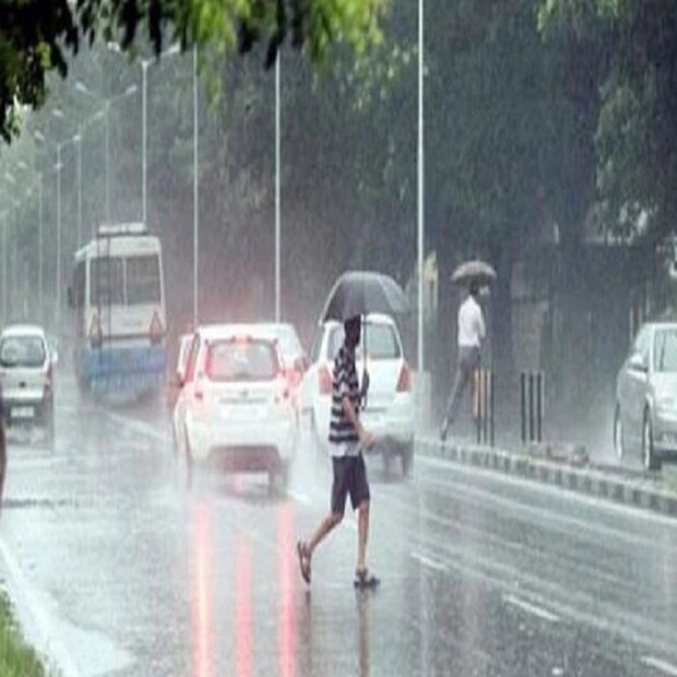 আলিপুর আবহাওয়া দফতর জানাচ্ছে, রবিবার সারাদিনই বৃষ্টি হবে শহরে। আর বিকেলের পর থেকে সেই বৃষ্টিপাতের পরিমাণ বাড়তে পারে। আগামী সপ্তাহজুড়ে কলকাতায় এবং দক্ষিণবঙ্গের প্রায় সবকটি জেলাতেই ভারী থেকে অতিভারী বৃষ্টিপাতের পূর্বাভাস দিয়েছে হাওয়া অফিস।