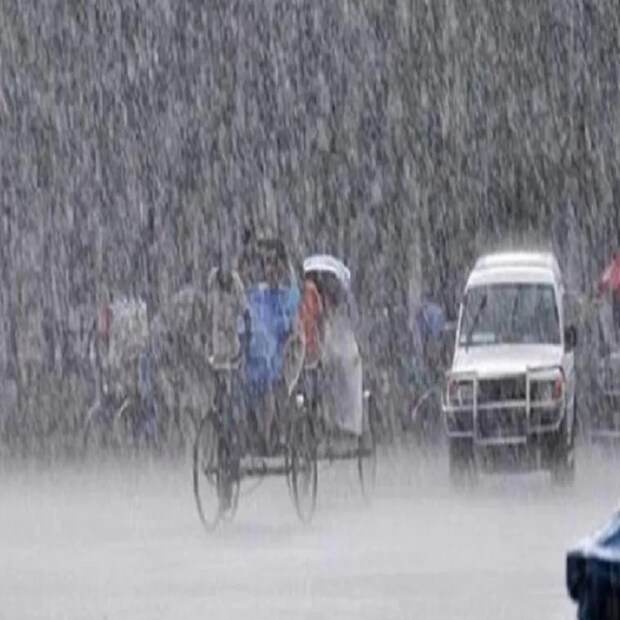 হালকা থেকে মাঝারি বৃষ্টি হবে কলকাতা, হাওড়া, হুগলি, ঝাড়গ্রাম, বাঁকুড়ায়। রবিবার দিনভর মেঘলা আকাশ বিক্ষিপ্ত বৃষ্টি চলবে দক্ষিণবঙ্গ জুড়েই। আজ উত্তরবঙ্গে স্বাভাবিকের থেকে চার থেকে পাঁচ ডিগ্রি তাপমাত্রা বাড়তে পারে। আগামীকাল থেকে অবশ্য মেঘলা আকাশ এবং তাপমাত্রা কমবে কিছুটা। (প্রতীকী চিত্র) 