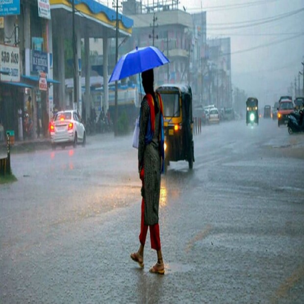 উত্তরবঙ্গ ভাসলেও, বর্ষার শুরুতে এবার দক্ষিণবঙ্গে বৃষ্টি অনেকটাই কম। আলিপুর আবহাওয়া দফতর সূত্রে খবর, বর্ষার প্রথম মাসে উত্তরবঙ্গে স্বাভাবিকের তুলনায় ৫৯ শতাংশ বেশি বৃষ্টি হয়েছে। উল্টোদিকে দক্ষিণবঙ্গে বৃষ্টির ঘাটতির পরিমাণ ৪৮ শতাংশ।