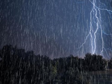 ভারী বৃষ্টির পূর্বাভাস বাংলার জেলায় জেলায় 