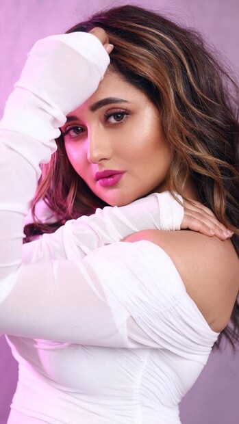 তাঁর শিশিরভেজা রূপে মুগ্ধ অনুরাগীরা৷