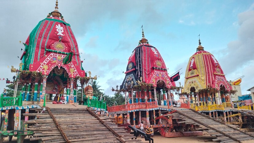 আজ উল্টোরথ। সোজা রথ থেকে নয় দিনের মাথায় আয়োজন করা হয় উল্টো রথের। উল্টোরথ উপলক্ষে শ্রীক্ষেত্র পুরীতে প্রায় ২০ লক্ষ ভক্ত সমাগম হয়েছে। একবার প্রভুকে দর্শন করে রথের দড়ি স্পর্শ করতে হাজির হয়েছেন। পুরীতে রথযাত্রাকে সুষ্ঠু ও স্বাভাবিক রাখতে তৎপর পুলিশ প্রশাসন ও রাজ্য সরকার ।