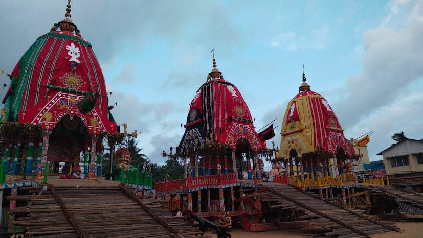 উল্টো রথের আগে শেষ মুহূর্তের প্রস্তুতি চলছে জোর কদমে । গুন্ডিচা মন্দিরের বাইরে রথের পাশে ঘোরা থেকে আরম্ভ করে বিভিন্ন দেব দেবীর মূর্তি নতুন করে সাজানোর কাজ চলছে। 