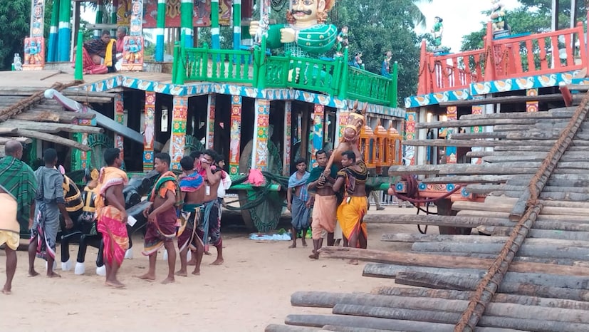কোভিড মহামারি পরিস্থিতির পর দীর্ঘ দুই বছর পরে এবছর রথযাত্রা উৎসব আয়োজিত হচ্ছে । রথযাত্রা উৎসব উপলক্ষে ছোট ছোট ব্যাবসায়ীরাও আশার আলো দেখছেন।