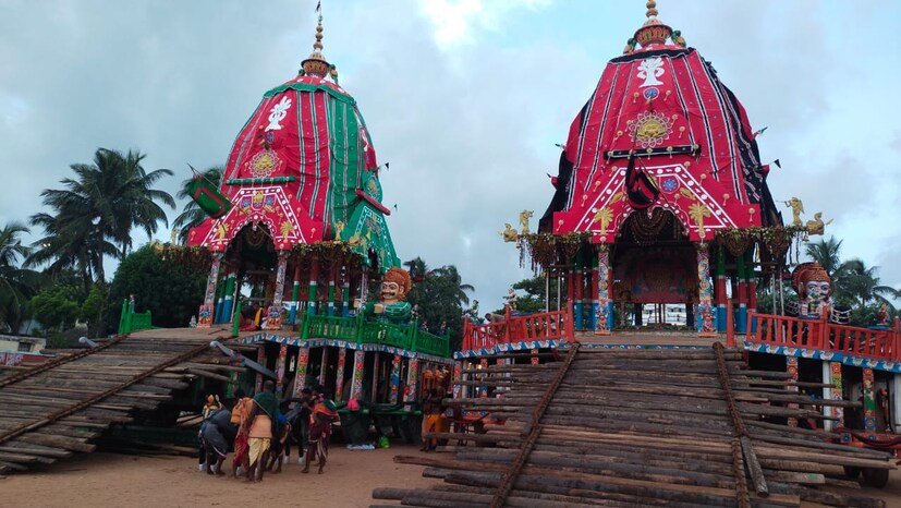 জানা গিয়েছে, ভক্তদের জন্য প্রভু জগন্নাথ দেব গুন্ডিচা মন্দির থেকে দুপুরে আগে বের হবেন। রথে চাপবেন। তারপরে ধীরে ধীরে মূল মন্দিরের উদ্দেশে রওনা দেবেন বলভদ্র ও সুভদ্রাকে নিয়ে। 