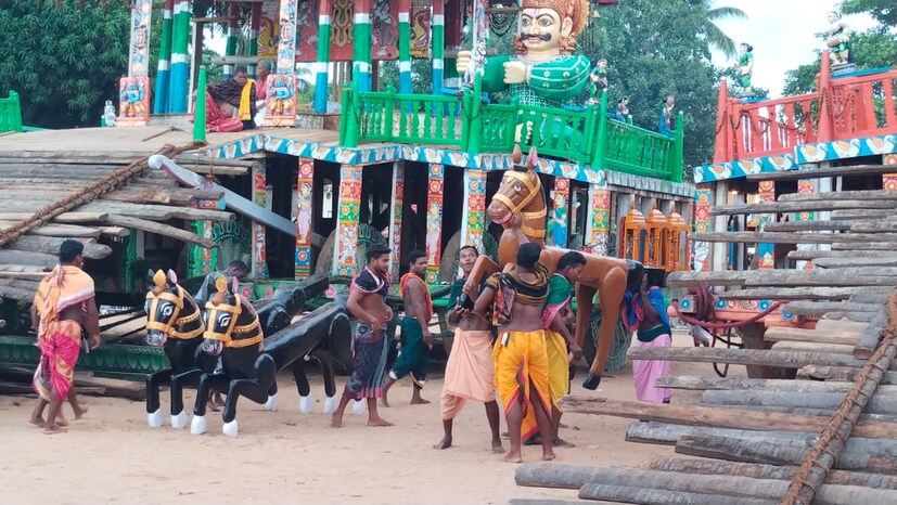 উল্টো রথ পুরীতে পরিচিত বহুড়া যাত্রা বা জগন্নাথদেবের রথের প্রত্যাবর্তন যাত্রা হিসেবে। এটি জগন্নাথ রথযাত্রার সমাপ্তি চিহ্নিত করে। 