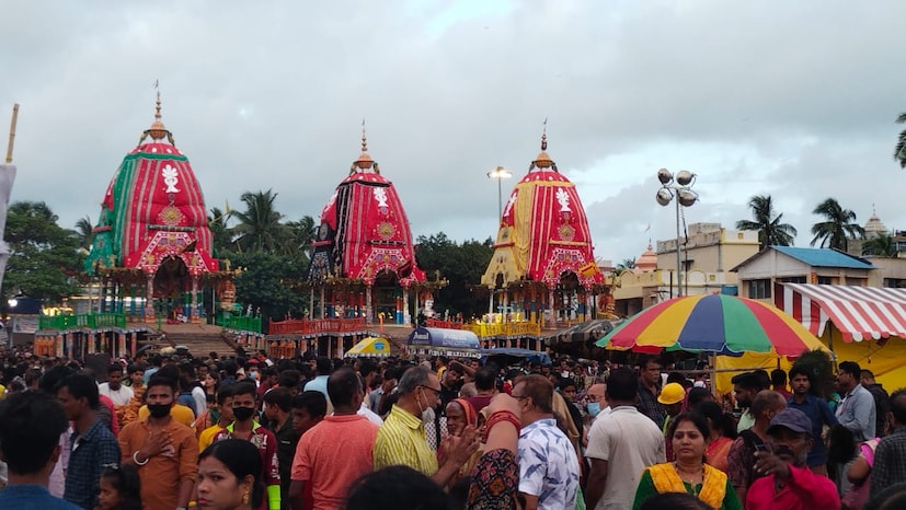 সুভদ্রার দর্পদলন রথটি মাঝখানে থাকে ৷ তার পর পশ্চিমে বলভদ্রের তালধ্বজ রথ এবং পূর্বে জগন্নাথের নন্দীঘোষ রথ। রথভোগ হল একটি বিশেষ শুকনো খাবার যা অনুষ্ঠানের সমাপ্তিতে পরিবেশন করা হয়। 