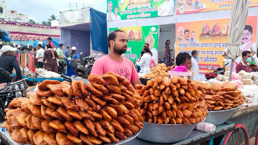 উল্টো রথযাত্রার সময় ভগবান জগন্নাথ, বলভদ্র এবং সুভদ্রার রথ মৌসিমা মন্দিরে থামে । রথযাত্রা পতিতপাবনযাত্রা, নবযাত্রা, গুন্ডিচাযাত্রা নামেও পরিচিত। 