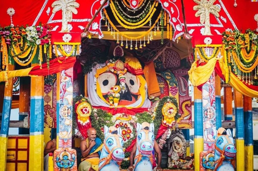 ভগবান জগন্নাথের মাসিকে উৎসর্গ করা মৌসিমা মন্দিরে তিন দেবতাকে ‘পোড়া পিঠা’ পরিবেশন করা হয়, যা ভাত, নারকেল, মসুর এবং গুড় সমন্বিত একটি অনন্য সুস্বাদু খাবার । এর পরে, জগন্নাথের রথ গজপতির প্রাসাদের সামনে লক্ষীনারায়ণ ভেতা বা লক্ষ্মীর সমাবেশের জন্য থামে । 