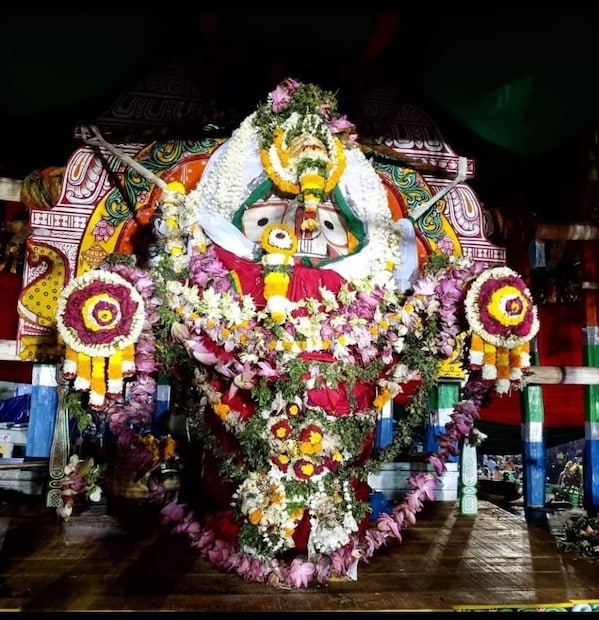 তার পর রথের রশিতে ফের টান পড়ে এবং গন্তব্যে চূড়ান্ত গন্তব্যে পৌঁছায়। ফাসি, ভাউনরা, আসানা মূলত এই তিন ধরনে কাঠের প্রয়োজন হয় রথ নির্মাণে। যা ১২ ধরনের কাঠ থেকে আসে এবং সেখান থেকেই ৮ ফুটের বিশেষ ৮৬৫ টি গুঁড়ি বেছে নেওয়া হয়। 