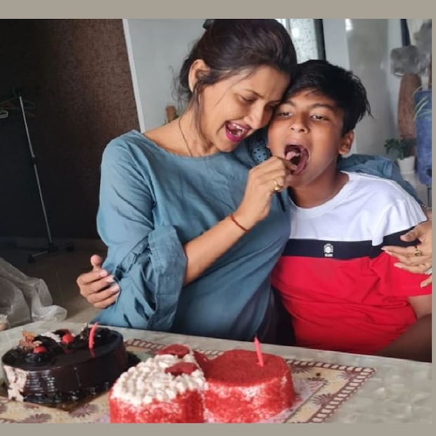 ছেলের জন্মদিনে একেবারে অন্য মায়েদের মতোই কেক কাটা থেকে পাত সাজিয়ে খাওয়ানো, সবই করলেন নায়িকা৷ 