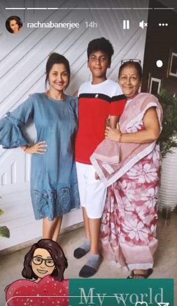 খুবই ঘরোয়া রচনা বন্দ্যোপাধ্যায়৷ বাড়িতে নিয়ম করে পুজো হোক বা কোনও অনুষ্ঠান, সব একা হাতে সামলান এই দিদি!