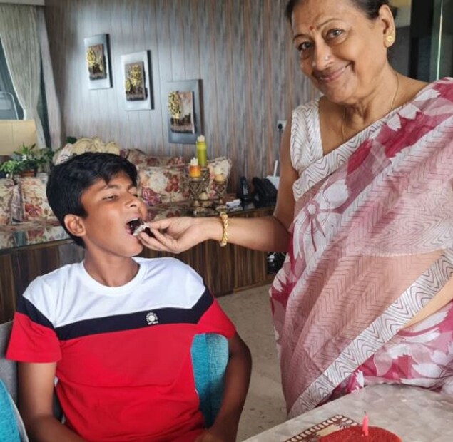 নাতির জন্মদিনে তাকে অনেক আর্শীবাদ করছেন রচনার মা৷ 