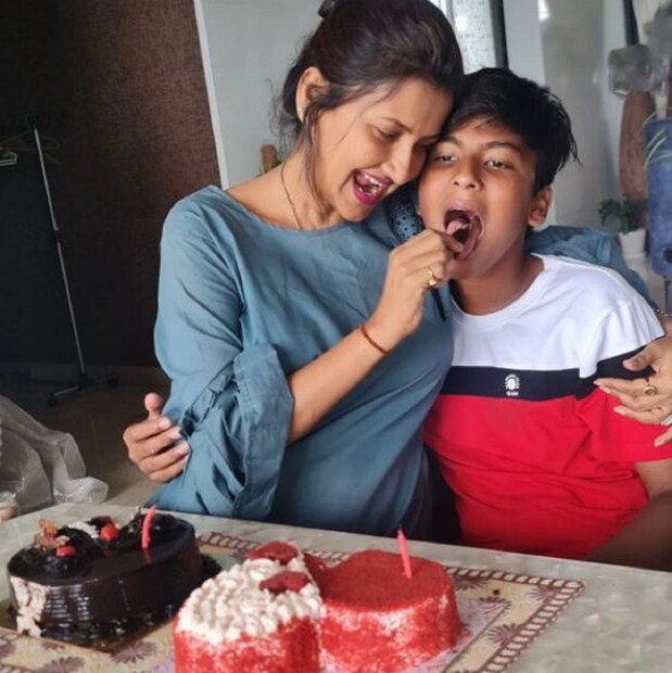 ছেলের জন্মদিনে আদর করে কেক কেটে ছেলেকে খাইয়ে দিলেন৷ ছেলেকে একা বড় করছেন তিনি৷ তবে স্বামীর সঙ্গে ডিভোর্স করেননি৷ আর সেটাও ছেলের জন্যই৷ কারণ তিনি এবং তাঁর স্বামী চান প্রণীল যাতে সমানভাবে অভিভাবকদের পায়৷ 