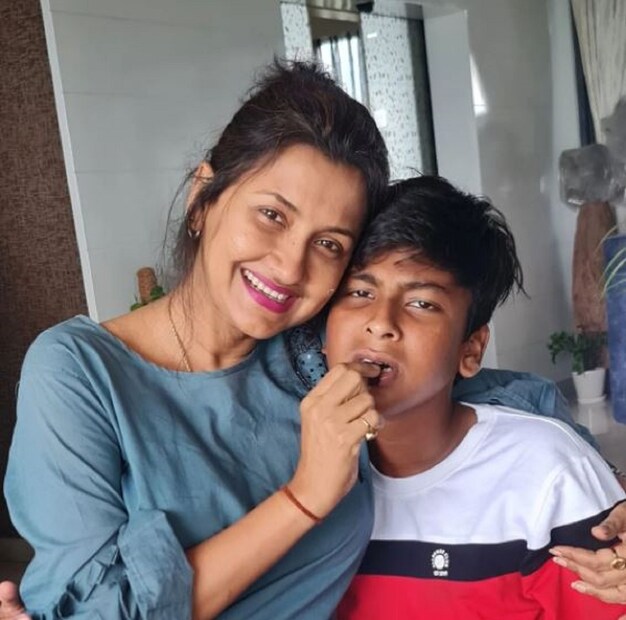 বাংলার সুপার হিট রিয়ালিটি শো দিদি নম্বর ১-এর সঞ্চালিকা রচনা বন্দ্যোপাধ্যায়৷ এতটাই জনপ্রিয় এই শো এবং শোয়ের হোস্ট যে রচনাকে এখন দিদি নম্বর ১ হিসেবে ডাকেন অনেকে৷ সেই দিদি নম্বর ১-এর জীবনের সবথেকে গুরুত্বপূর্ণ মানুষটির জন্মদিনে নিজে হাতে খাওয়ার সাজিয়ে দিলেন অভিনেত্রী৷ 
