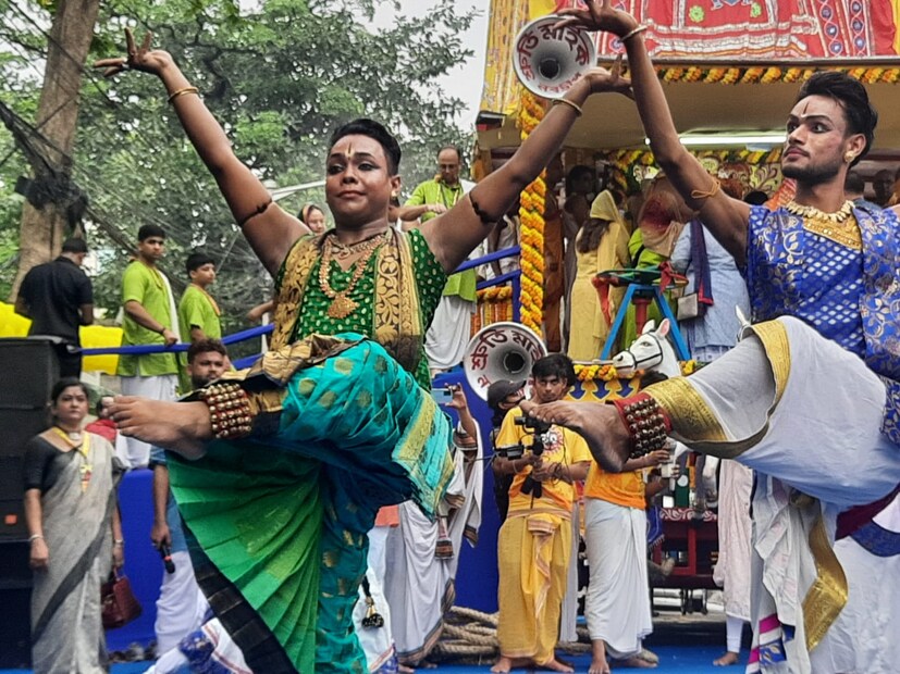এদিন কলকাতা ইসকনের পক্ষ থেকে সাংস্কৃতিক অনুষ্ঠানের আয়োজন করা হয়েছিল। দেশ বিদেশের বহু শিল্পী অনুষ্ঠানে অংশগ্রহণ করেছিলেন