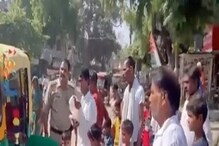 একটি অটোয় সওয়ার ২৭ জন! যাত্রী গুণতে গুণতে হয়রান পুলিশ, ঝড়ের গতিতে ভাইরাল ভিডিও একটি অটোয় সওয়ার ২৭ জন! যাত্রী গুণতে গুণতে হয়রান পুলিশ, ঝড়ের গতিতে ভাইরাল ভিডিও