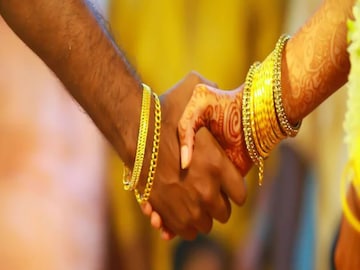 বিয়ের বাজারে Google Search-এ খোঁজ কাদের?
Representative Image 