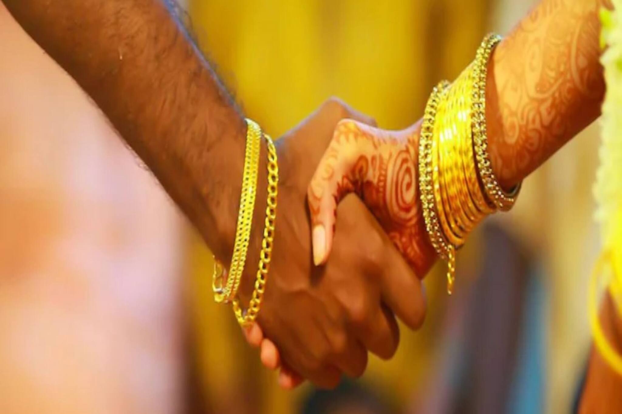 বিজ্ঞাপনে তুমুল চমক! টাকা-বাড়ি-গাড়ি নয়, বিদেশের ভারতীয় 'বর' পাবেন বিজয়ী!