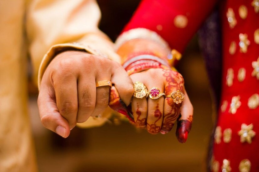 শীতকাল মানেই ভালোবাসার মরশুম। আসলে সাধারণত শীত আসলেই বিয়ের হিড়িক পরে যায়। অনেকেরই বিয়ের জন্য সময় নির্বাচনে শীতকেই বেশি পছন্দ হয়। তবে বিয়ের সঙ্গে শীতের যে সম্পর্কই থাকুক বাড়তি কিছু সুবিধা পান বিয়ের আয়োজক পরিবার।