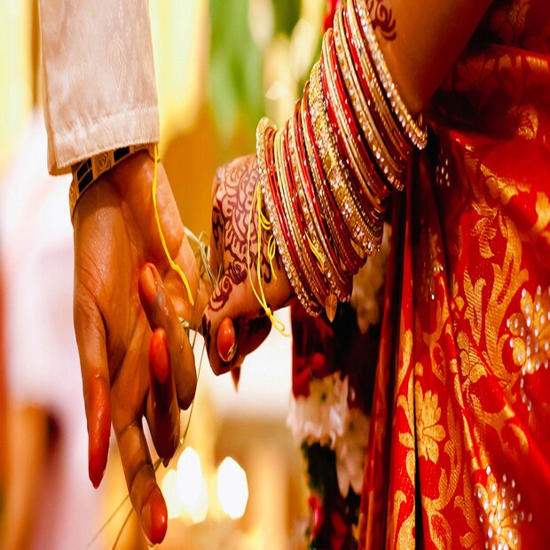 ৩. আপনি মানিয়ে নিতে পারবেন কিনা অনেক সময়ই দেখা যায় মানুষ চাপে পড়ে বিয়ে করে নিচ্ছেন। তবে এটা করলে আদতে বড় ভুল হয়ে যাবে। কারণ আপনি মানিয়ে নিতে পারবেন কিনা, এটা বোঝা জরুরি। মানুষটির সঙ্গে আজ না মানিয়ে নিতে পারলে, ভবিষ্যতে তো আরও সমস্যা তৈরি হয়ে যেতে পারে। তাই সতর্ক হয়ে যান।