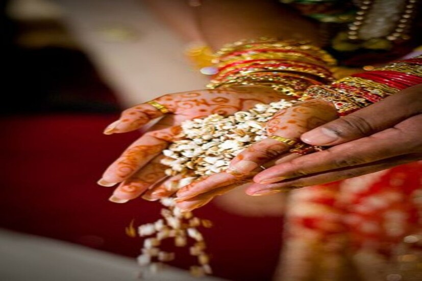 ​৫. তাঁর বাড়ির কথাও মাথায় রাখুন আপনাকে যদি তাঁর বাড়িতে থাকতে হয়, তবে পরিবারের বিষয়ে তো খোঁজ নিতেই হবে। কারণ স্বামীর বাইরে সেখানে আরও মানুষ থাকবেন। তাঁদের কথাও মাথায় রাখতে হবে। এমনকী তাঁরা কেমন, এই বিষয়টিও জেনে নেওয়া জরুরি। তবেই আপনি স্বামীর সঙ্গে ও তাঁর পরিবারের সঙ্গে ভালো থাকতে পারবেন।