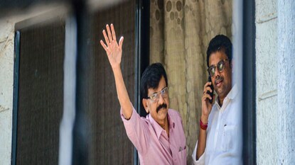 সঞ্জয় রাউতকে আটক ইডির সঞ্জয় রাউতকে আটক ইডির