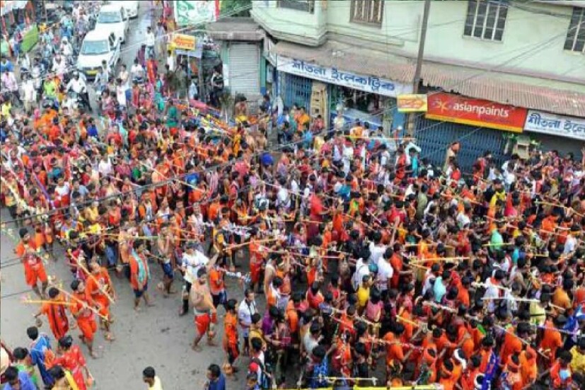 *শ্রাবণ মাসে কোনও দরিদ্রকে খাদ্য, পানীয়, বস্ত্র দান করতে পারেন। ছাড়া গোরু, ঘোড়াও দান করা যায়। বিছানা, ছাতা ও বসার জন্য আসন দান করলেও শ্রাবণ মাসে তার শুভ ফল পাওয়া যায়। প্রতীকী ছবি।