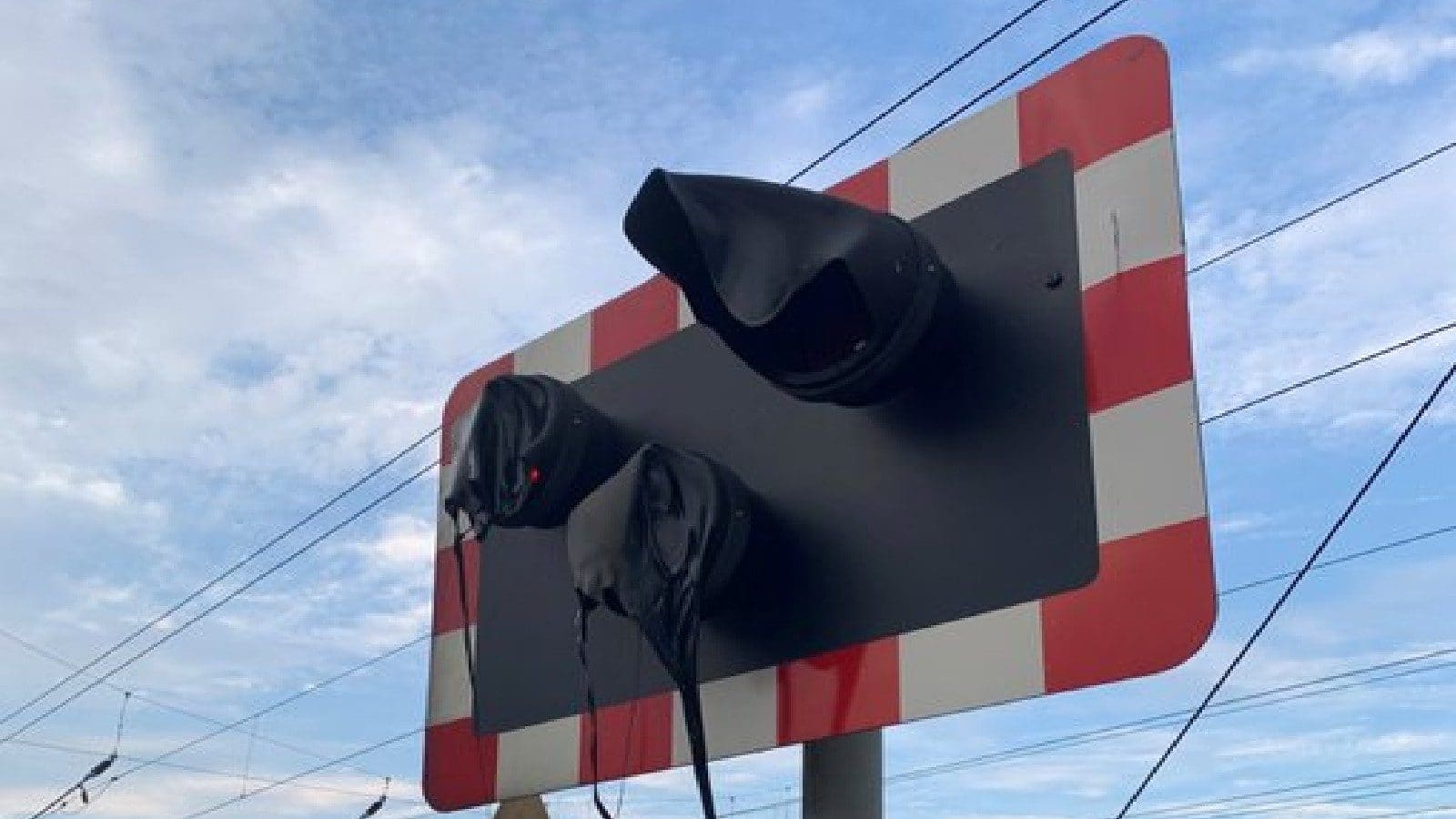 তীব্র গরমে ব্রিটেনে গলে গেল ট্রেনের সিগন্যাল, তাপপ্রবাহে জেরবার ইউরোপ তীব্র গরমে ব্রিটেনে গলে গেল ট্রেনের সিগন্যাল, তাপপ্রবাহে জেরবার ইউরোপ