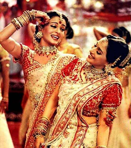 ২০ বছর আগে যখন সঞ্জয় লীলা বনসালির 'দেবদাস' ছবিটি মুক্তি পায়, তখন ছবিটি তার দুর্দান্ত সেট, সৃজনশীল পটভূমি এবং দুর্দান্ত নির্মাণের জন্য ব্যাপকভাবে আলোচিত হয়েছিল। বহুল চর্চিত এই ছবিতে শাহরুখ খান দেবদাসের ভূমিকায় অভিনয় করেছেন, ঐশ্বর্য রাই পারো, মাধুরী দীক্ষিত চন্দ্রমুখীর ভূমিকায় অভিনয় করেছেন এবং জ্যাকি শ্রফ এই সুন্দর সিনেমাটোগ্রাফি এবং মনোমুগ্ধকর সঙ্গীতে সাজানো মণিমুক্তোখচিত ছবিতে চুনীলালের ভূমিকায় অভিনয় করেছেন। এই ক্ল্যাসিক ছবির আকর্ষণ এমনই যে আজও এর থেকে বেরিয়ে আসতে পারেননি দর্শক।