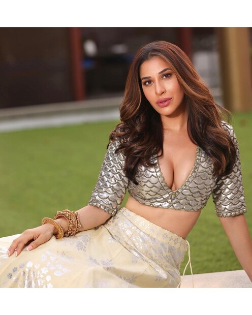 বিভাজিকা উদ্ভাসিত ব্লাউজের সঙ্গে অফ হোয়াইট লেহঙ্গায় সোফি অতুলনীয়া