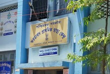 রোগী দেখে ওষুধ দিচ্ছেন ফার্মাসিস্ট! গড়িয়ার স্বাস্থ্যকেন্দ্রে চাঞ্চল্যকর কাণ্ড