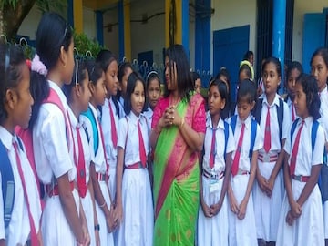 স্কুলে যোগ ববিতার!