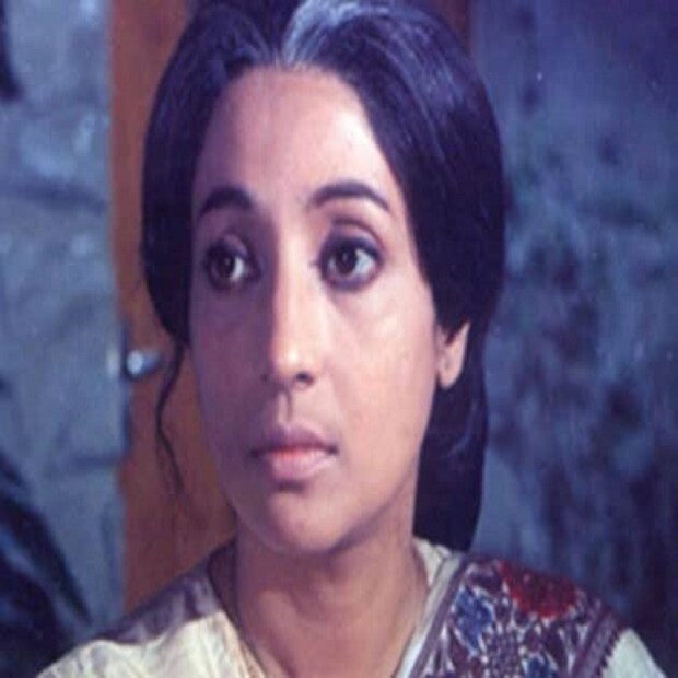 গুলজারের মৌলিক চলচ্চিত্র আঁধিতে সুচিত্রা সেন আরতি নামে একজন রাজনীতিবিদ হিসেবে অভিনয় করেন। চরিত্রটি ইন্দিরা গান্ধির আদলে তৈরি হয়েছিল। 