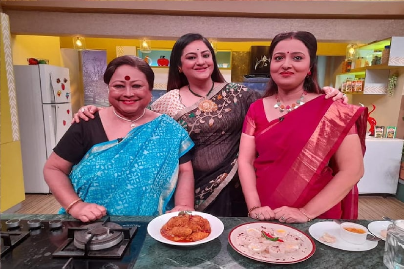 *সুদীপা আরও লিখেছেন, &quot;রান্নাঘর যখন শুরু হয়, তখন আমাদের নতুন সংসারের ভাঁড়ার ছিল শূন্যপ্রায়। শুক্লাদি, তা টের পেতে দিত না কখনও।আজ শুক্লাদিকে নিয়ে কিছু লিখতে বসে ভাবনাগুলো কেমন এলোমেলো হয়ে যাচ্ছে।&quot; সংগৃহীত ছবি। 